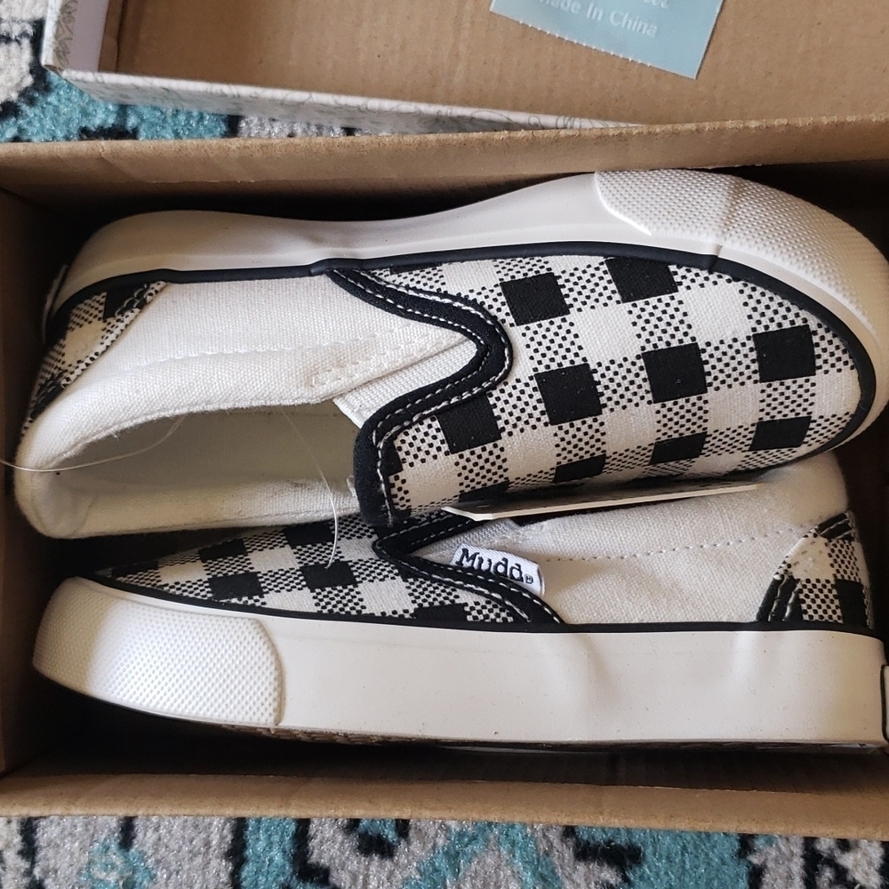 𝅺MUDD Girls slip on Sneakers size 10